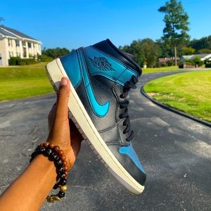 Jordan 1 Mid - Iridescent